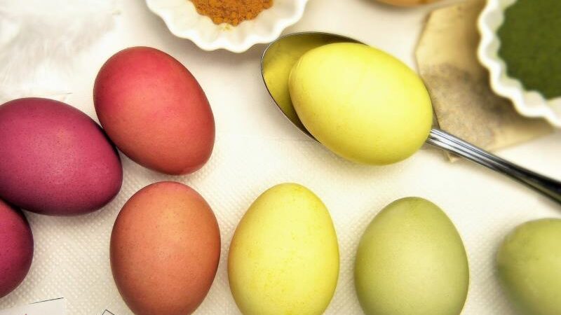 TRADICIJA: Bojanje jaja za Uskrs prirodnim bojama